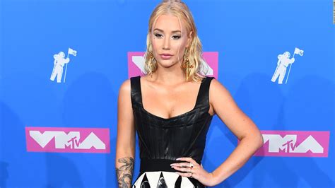 Iggy Azalea leaves social media after topless pics leaked